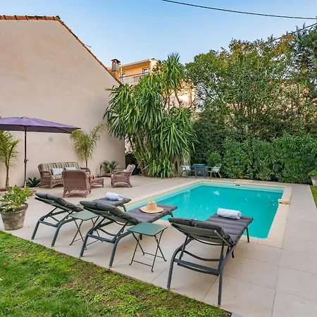 Casa de Férias Contemporary House In The Center Of With A Pool And Relaxation Area *