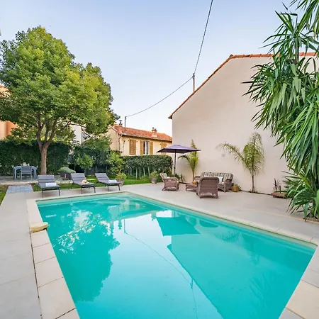 Casa de Férias Contemporary House In The Center Of With A Pool And Relaxation Area *