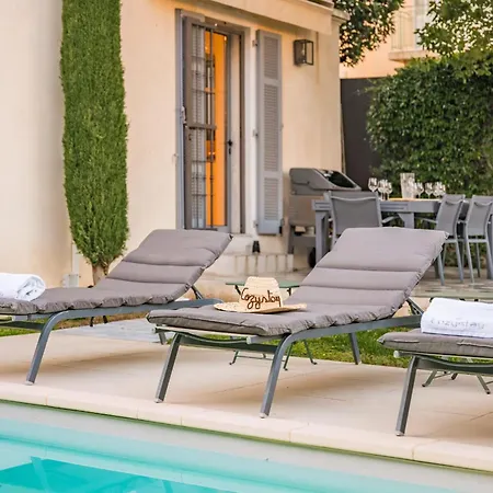 Casa de Férias Contemporary House In The Center Of With A Pool And Relaxation Area *